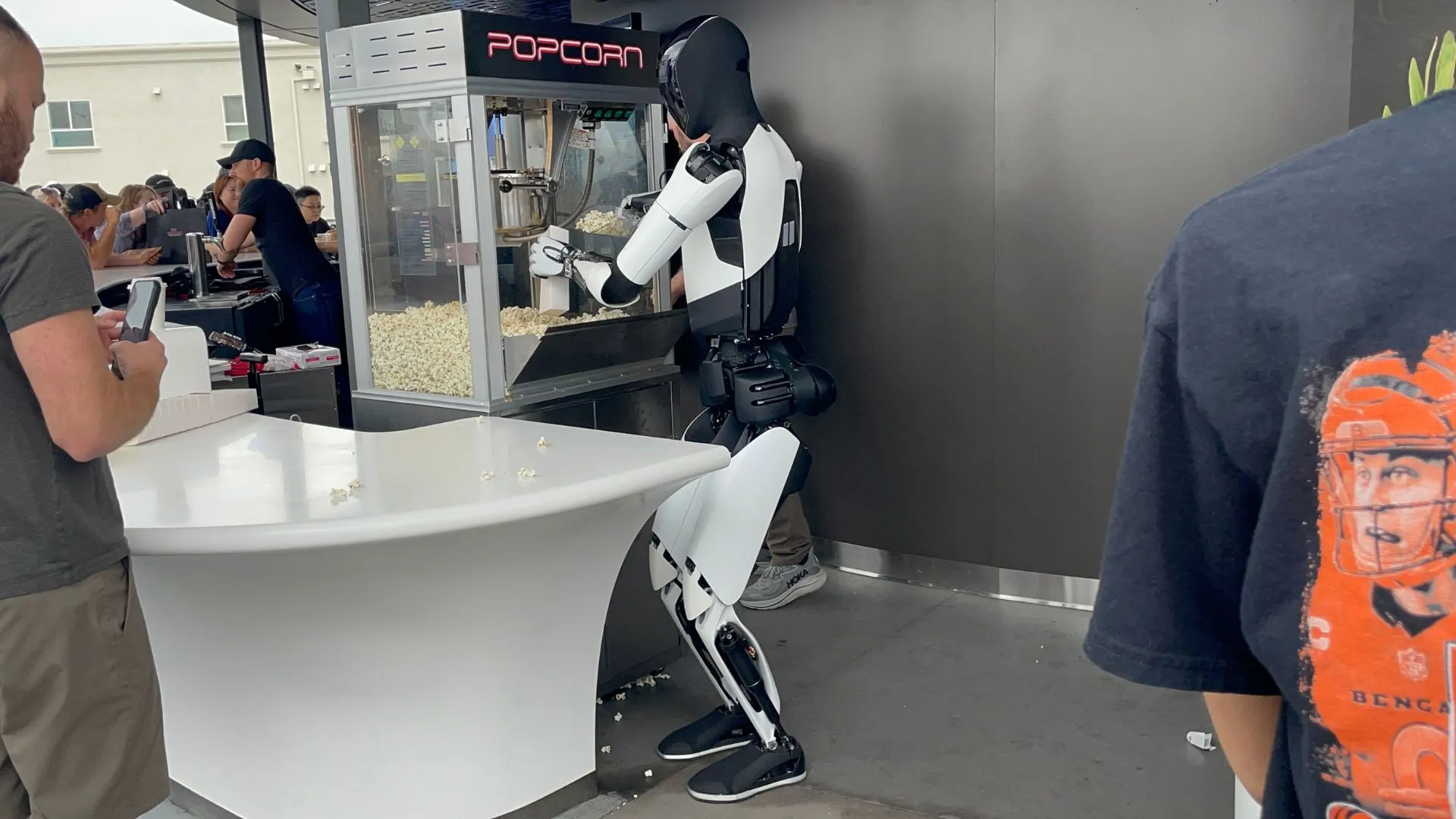 Tesla&rsquo;s Retro Diner Opens in Los Angeles with Burgers, Big Screens and Angry Neighbors