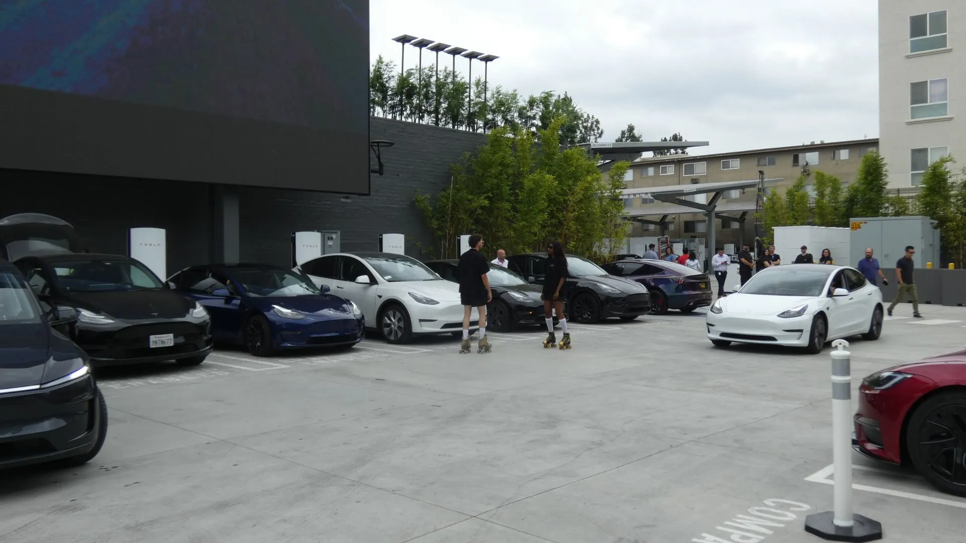 Tesla&rsquo;s Retro Diner Opens in Los Angeles with Burgers, Big Screens and Angry Neighbors