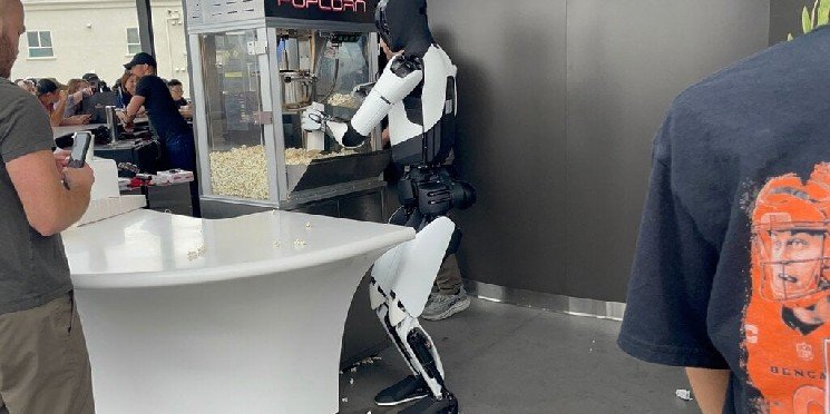 Tesla&rsquo;s Retro Diner Opens in Los Angeles with Burgers, Big Screens and Angry Neighbors