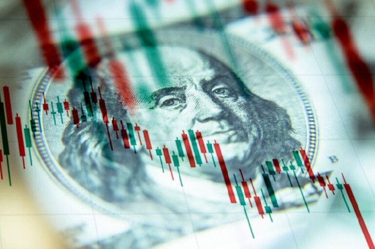 ‘The economy is on the precipice of recession’, warns Moody's senior economist ‘The economy is on the precipice of recession’, warns Moody's senior economist