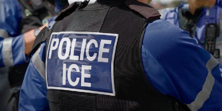 'Nothing Illegal': Creator of ICE Tracking App Plans Legal Action After Apple Removal