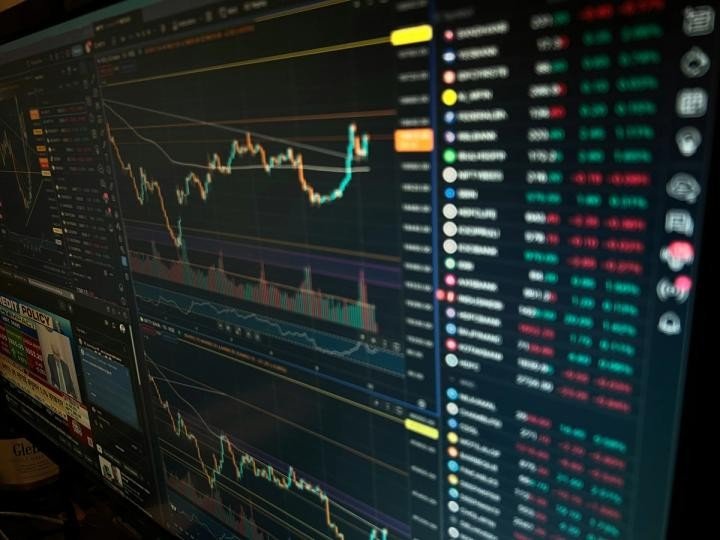 HYPE briefly overtakes Dogecoin, privacy tokens slide as US strikes on Iran rattle markets HYPE briefly overtakes Dogecoin, privacy tokens slide as US strikes on Iran rattle markets