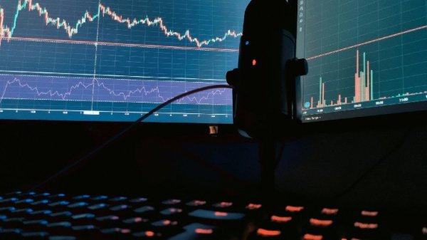 Bitcoin climbs above $64,000 while most majors slip